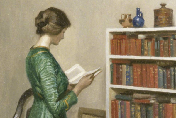 Profesor leyendo un libro frente a su librero