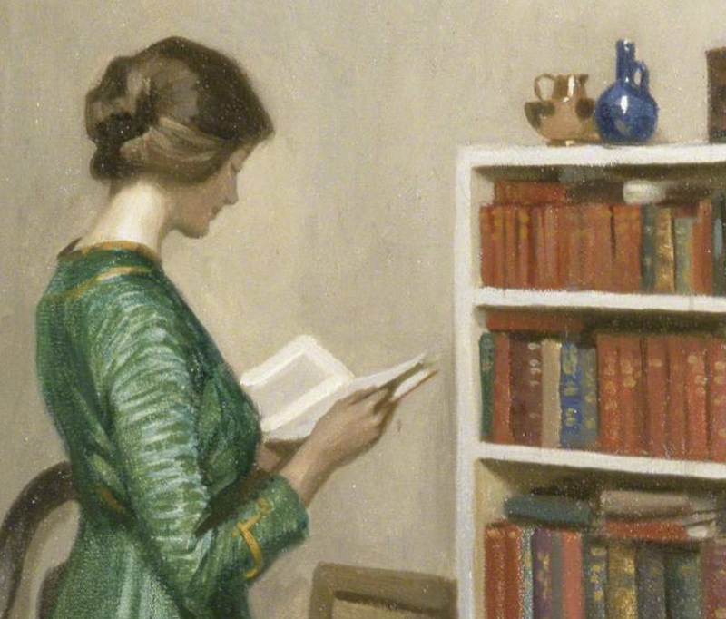 Profesor leyendo un libro frente a su librero