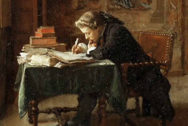 Profesor agotado planificando los fines de semana frente a su computadora