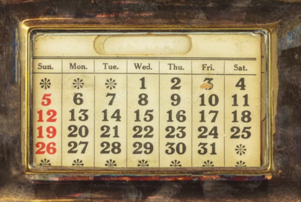 Profesor utilizando un calendario para profesores para organizar su día