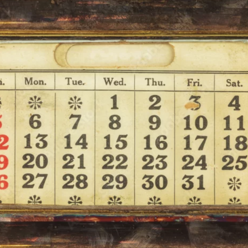 Profesor utilizando un calendario para profesores para organizar su día